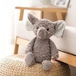 Éléphant en peluche confortable pour une chambre d'enfant apaisante