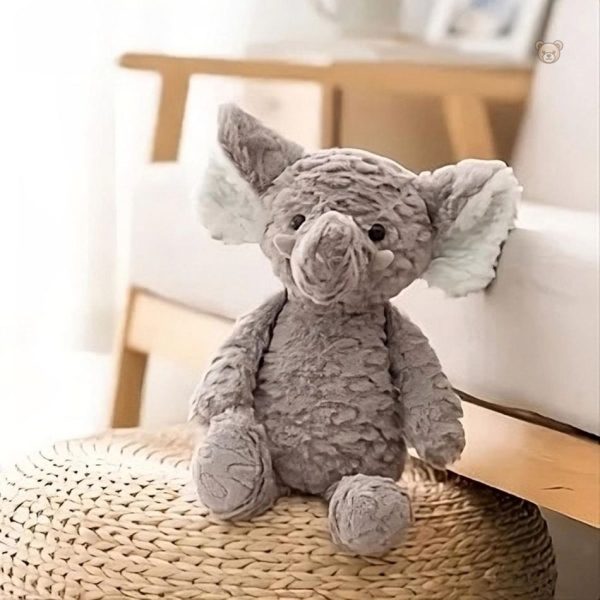 Éléphant en peluche confortable pour une chambre d'enfant apaisante