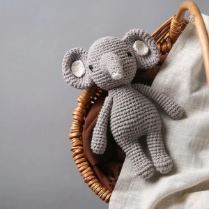 Hochet éléphant doux en tricot pour bébé