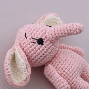 Doudou éléphant rose en crochet, idéal pour les câlins