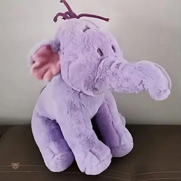 Câlin doux avec l'éléphant en peluche violet, ami des enfants