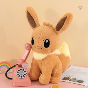 Évoli plush avec des détails sur son évolution légendaire