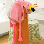 Doux flamant rose géant, peluche tendance pour la déco