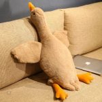 Jolie peluche de canard aux petites ailes
