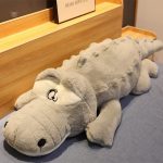 Crocodile en peluche géante avec des yeux expressifs
