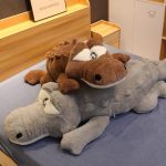Peluche crocodile aux gros yeux, décoration ludique