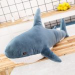 Peluche géante requin coloré avec de belles dents