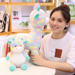 Peluche colorée girafe idéale pour décorer une chambre joyeuse