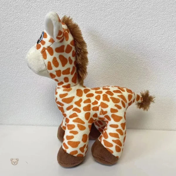 Girafe en peluche aux yeux accrocheurs, idéale pour les câlins