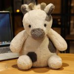 Peluche girafe bébé blanche avec tâches grises