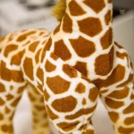 Girafe en peluche colorée, idéale comme cadeau amusant
