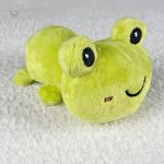 Jouet en peluche verte, compagnon idéal pour les câlins