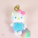 Peluche Hello Kitty unie pour décorer une chambre d'enfant
