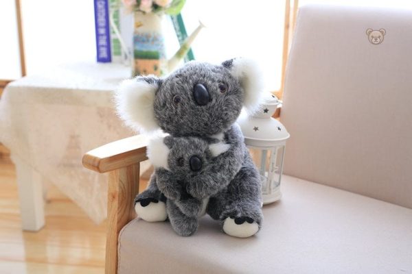 Joli koala avec un petit en peluche