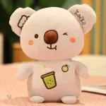 Koala en peluche dégustant une boisson pomme bubble tea