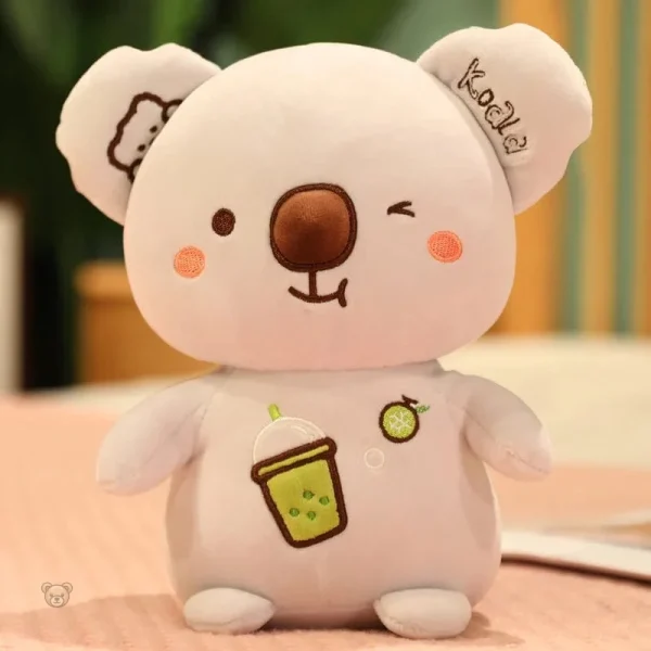 Koala en peluche dégustant une boisson pomme bubble tea