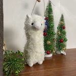 Peluche blanche d'alpaga, compagnon tendre pour les enfants