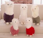 Alpaga en peluche rouge, accessoire déco et compagnon tendre