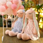 Jolie peluche lapin aux oreilles allongées, parfaite pour les câlins