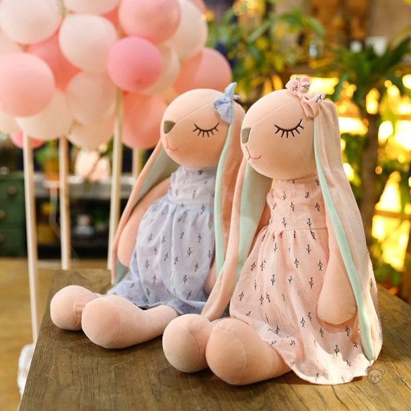 Jolie peluche lapin aux oreilles allongées, parfaite pour les câlins