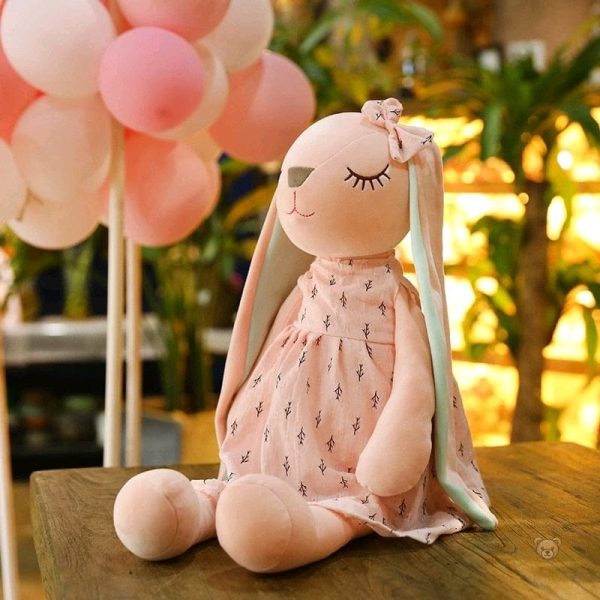 Lapin en peluche, oreilles souples, un ami réconfortant