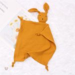 Câlin tendre avec ce lapin en peluche pour bébé