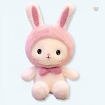 Peluche lapin doux avec bonnet rose pour câlins d'hiver