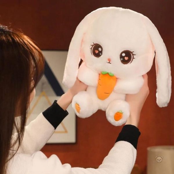 Lapin câlin avec carotte colorée pour les petits