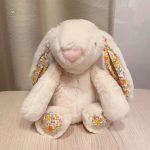 Peluche printemps lapin aux oreilles colorées