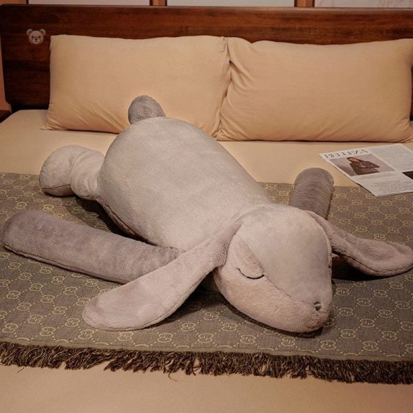 Lapin pelucheux en position de sommeil