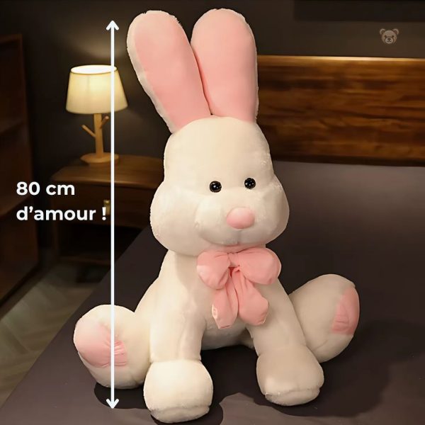 Câlin confortable avec ce grand lapin blanc en peluche