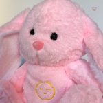 Compagnon de sommeil : peluche lapin rose lumineuse
