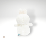 Petit lapin en peluche avec un élégant nœud de papillon
