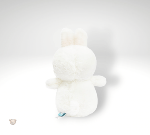 Petit lapin en peluche avec un élégant nœud de papillon