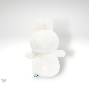 Petit lapin en peluche avec un élégant nœud de papillon