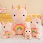 Peluche licorne avec corne dorée, idéale pour les câlins
