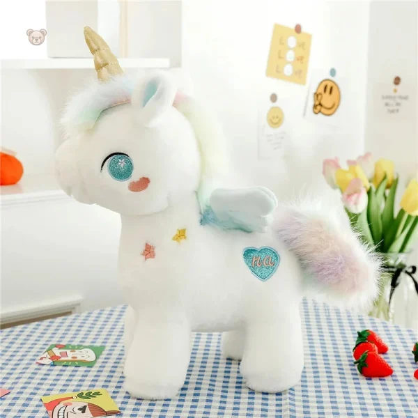 Licorne blanche en peluche avec détails dorés