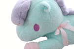 Peluche licorne colorée, design bonbon bleu et rose