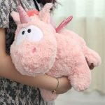 Jolie peluche licorne multicolore pour câlins