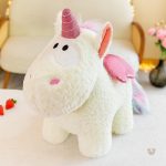 Licorne en peluche avec motifs colorés et paillettes