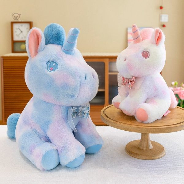 Peluche licorne aux couleurs pastel et motifs arc-en-ciel