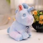 Licorne en peluche aux teintes douces et joyeuses