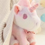 Peluche douce représentant une licorne colorée