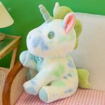Jouet en peluche licorne avec un design pastel vibrant