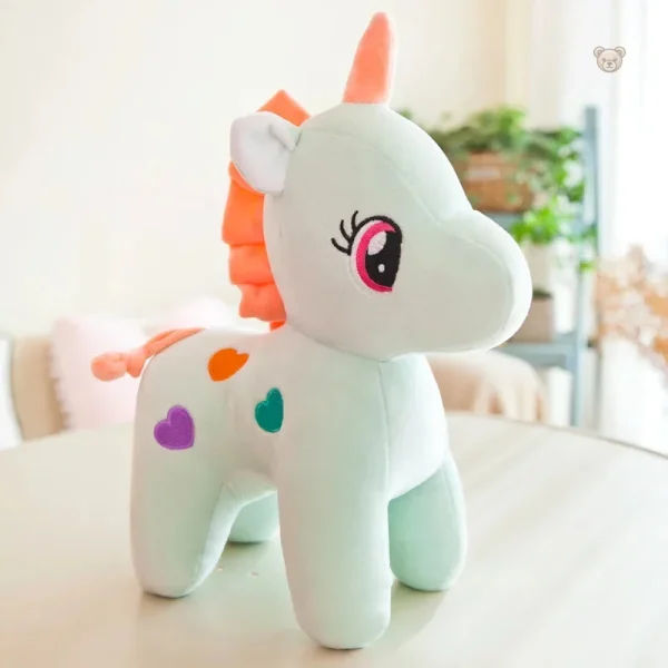 Licorne en peluche aux teintes éclatantes et cœurs