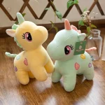 Peluche multicolore en forme de licorne avec cœurs