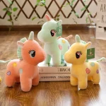 Licorne en peluche colorée, parfaite pour les câlins