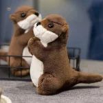 Peluche loutre aux mains jointes, adorable et réconfortante