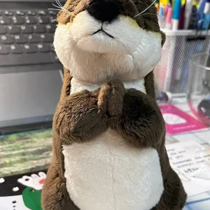 Peluche loutre mignonne aux yeux fermés, douce et câline
