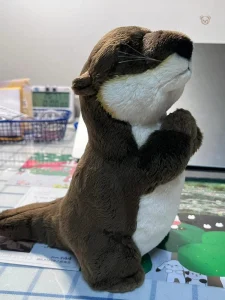 Loutre en peluche adorable, parfaite pour les câlins et la décoration